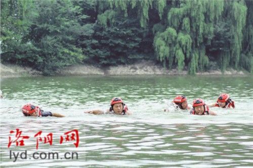动力伞|洛阳神鹰救援队举行夏季山地水域飞潜联合救援演练