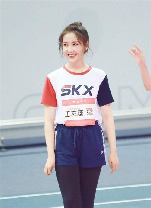  何洛洛|王艺瑾被何洛洛撞翻，双方粉丝不依不饶掀骂战，何洛洛暖心回应