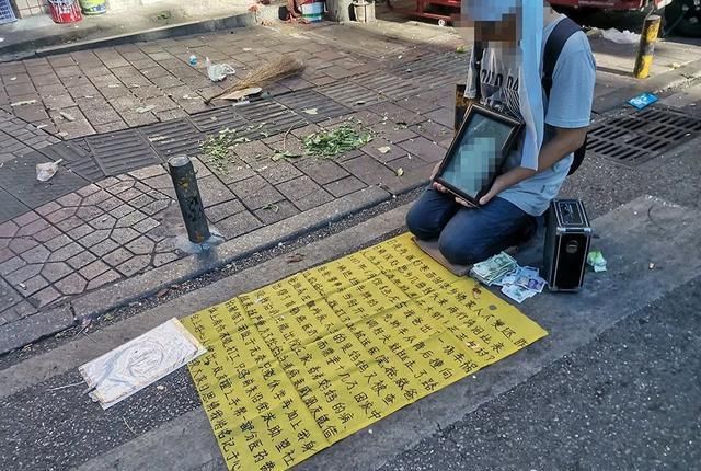  乞讨|父母双亡，小伙跪地乞讨：真假苦情，我们的爱心如何安放？