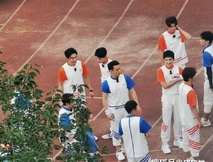  录制|杨洋保安造型录制综艺，要和迪丽热巴主演《你是我的荣耀》？