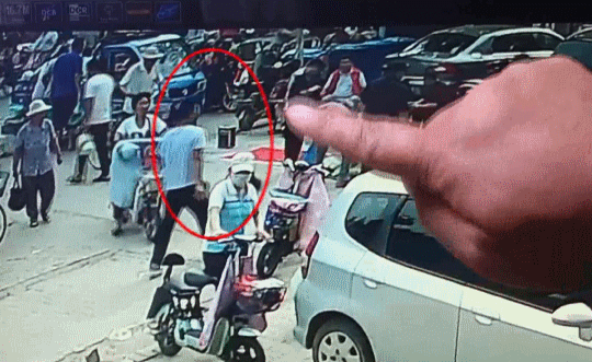 犯罪嫌疑人|男子抢了老人金项链就跑,市场管理员合力抓贼