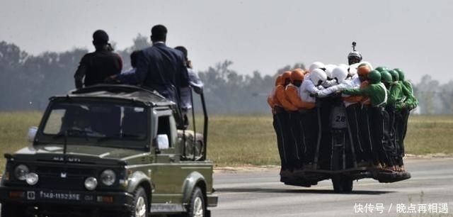 创造|印军一辆摩托车侧翻,摔下58人场面壮观!太会玩,创造了世界纪录