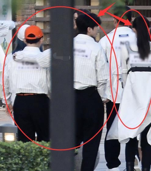  全程|蔡徐坤录制跑男时，全程只拉着一个女生，看清是谁后粉丝彻底酸了