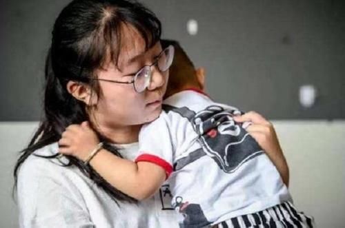 丽丽|22岁姐姐拒养2岁弟弟，被父母告上法庭，法院：不得拒绝
