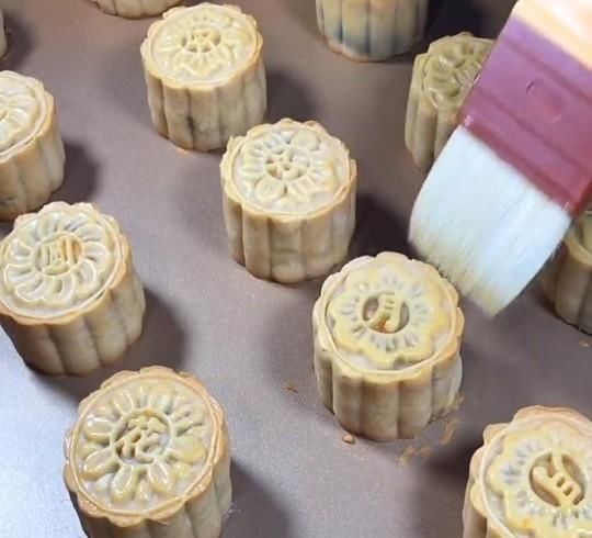 香甜|广式莲蓉蛋黄月饼详细做法,无任何添加剂,香甜回油不开裂