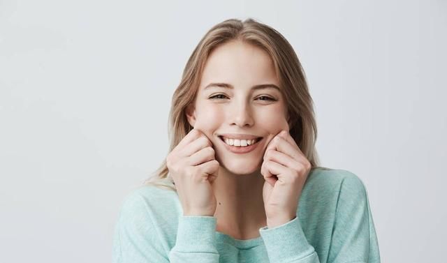  粉色|心情不好的时候，自己做上一款简单好吃粉色系奶冻蛋糕，会很开心