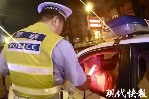  上路|男子喝掺酒可乐后开车上路，交警：酒驾！