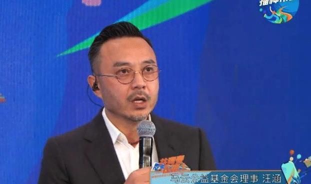天天向上|素质堪忧？汪涵穿皮鞋踩床单与马云合影，网友怒喷：平日都是装的