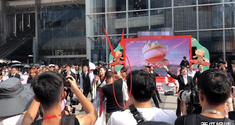 大街|袁咏琳大街献唱《无价之姐》,看到她旁边的姐姐,羡慕现场观众了