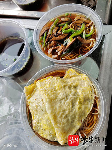  旅客|车辆故障52名旅客被困高速出口一夜 丹徒交警接力送餐“锅盖面”暖人心