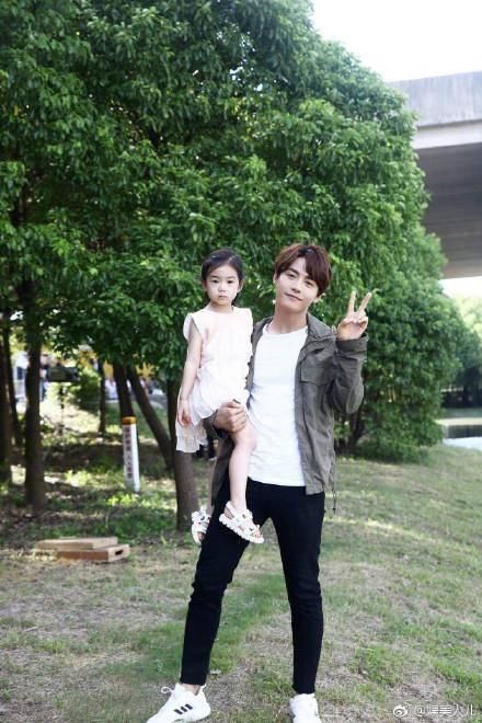  吃饭|综艺花絮曝光，李承铉喂lucky吃饭获白眼一个，这也太萌了吧！