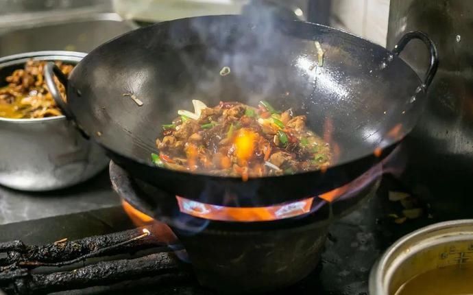 桌椅|店内坐不下,门口搬桌椅来吃!丰储街的这家盖浇饭火了13年!