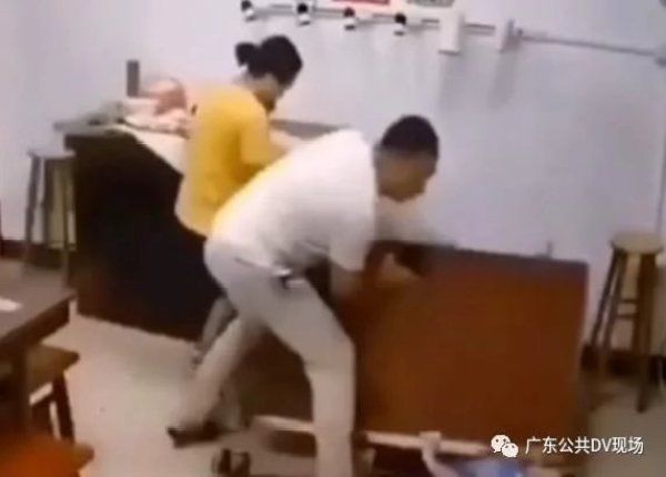  桌子|男孩玉器店内尬舞，将满桌翡翠摔碎在地！价值不菲！老板提出一个请求