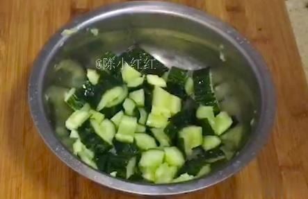 凉拌|炎热的夏天最适合来一份凉拌黄瓜,做法特别简单,清脆爽口