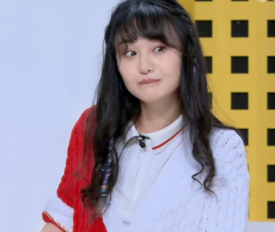  别人|郑爽多瘦，别人穿上刚好的围裙，她穿上却往下掉，真不影响做菜？