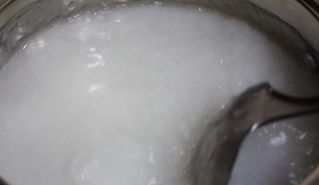 家里|夏天最爽口的街边小吃,3块钱就能在家里做出一大锅,清凉开胃