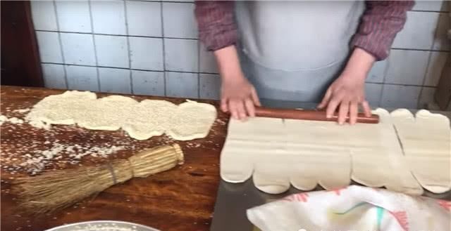 小吃|大叔街头卖“平民”小吃,1元一个分量足,食客吃过就忘不了