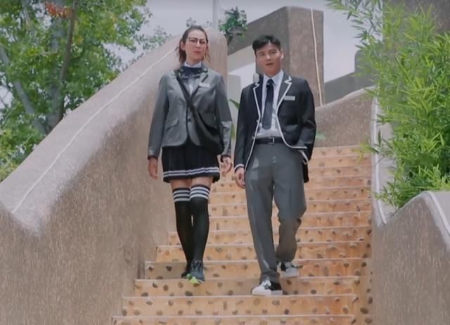  老公|张歆艺胡可都和老公牵手出场，吉娜蔡少芬出场方式，看出婚龄差距