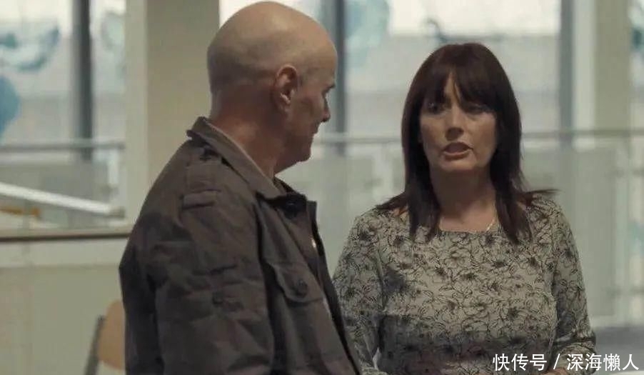  尊重|不会用智能手机出示健康码的老人，正在失去社会的尊重