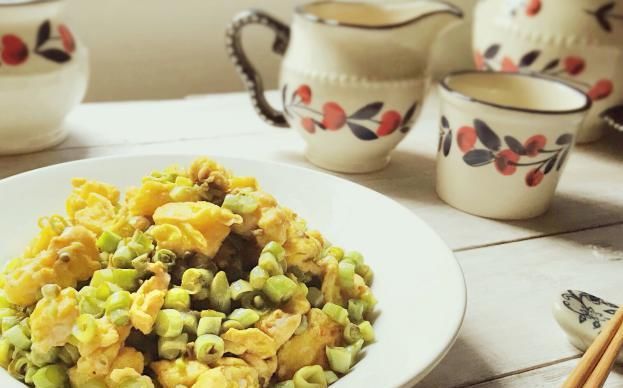  倒入|别老是番茄炒鸡蛋了，夏天的豆角更搭配，清热解毒助消化