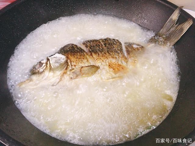  砂锅|《中餐厅4》：林大厨的“砂锅焖鱼”火了，赵丽颖也忍不住称赞