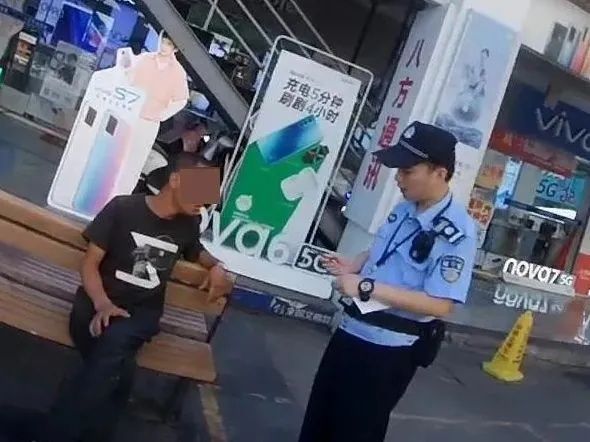 民警|在商场外睡了一觉，醉酒男报假警说鞋垫下的100元不见了？警方：你咋有点像偷电动车的嫌犯呢