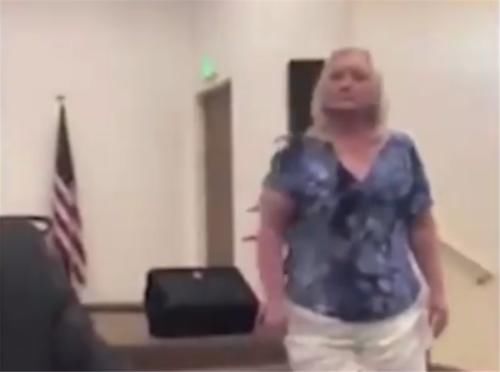 婚礼|“你不能说我儿子缺点！”外国婆婆扰乱婚礼现场，被儿子当众怒怼