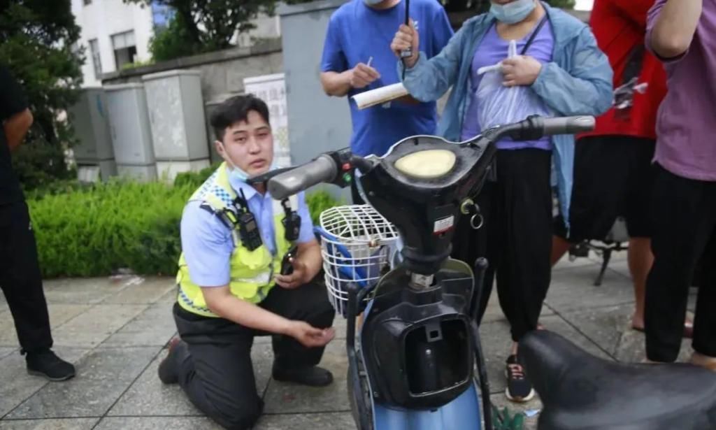  电动|一致好评丨招远交警冒雨走上街头帮电动自行车上牌!