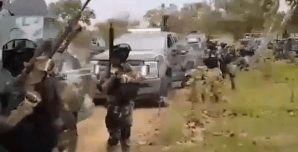  冲锋枪|全球最高调毒贩，拍视频炫冲锋枪装甲车，网友：混成军阀