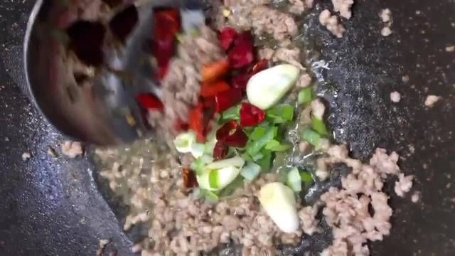  油腻|蒜薹炒肉末，咸香味美不油腻，做法简单营养丰富，米饭的绝佳搭档