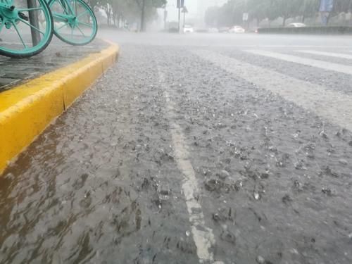  淋湿|金山突然“下开水”，你被淋湿了吗？