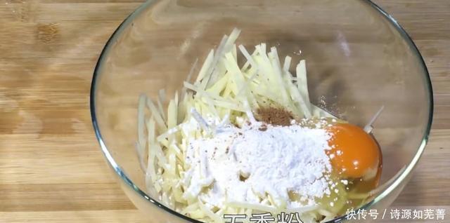 好吃|用土豆做早餐鸡蛋饼,好吃又美味,早餐轻松解决不用愁