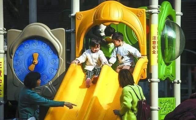  小男孩|4岁男童不慎走丢，慌乱中记住妈妈的话，“教科书”自救大获点赞