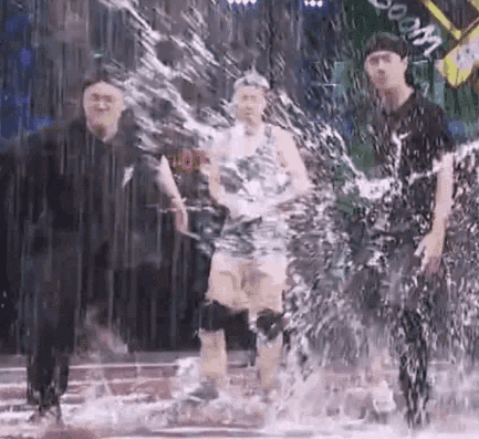  真的|王一博玩水一脚踩出“王炸”效果，看到他身边的队员，真的太难了