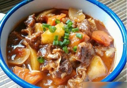  炖牛肉|妈妈说：在家炖牛肉时，不能放这两种香料，否则肉会无味，汤有味