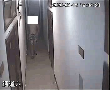房间|女子回旅馆房间，突然冲出一半裸男子！警方用马赛克给他穿了件“衣服”