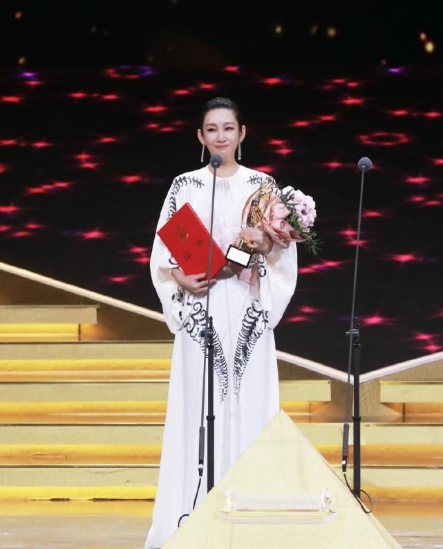 飞天奖|孙俪亮相飞天奖典礼：服装随意像女仆，化妆也遮不住沉重的眼袋