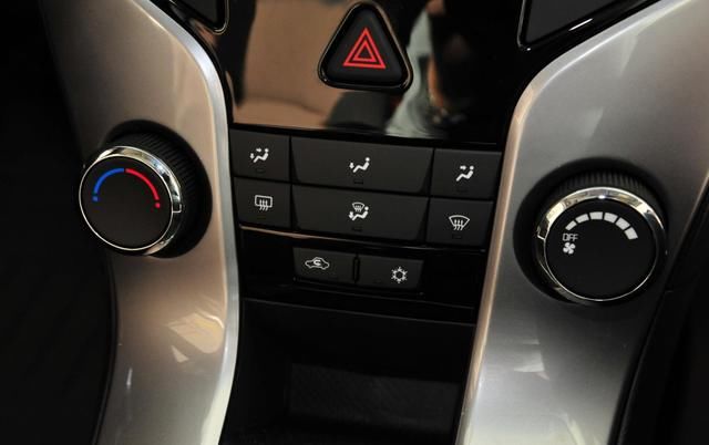  车窗|开了这么久的车才明白，车窗起雾不用暖风吹，这招省钱又安全