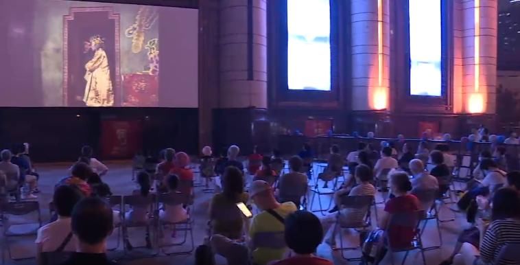  挡风玻璃|沪一＂碰瓷影帝＂练就＂神功＂！一头上去，挡风玻璃都碎了…