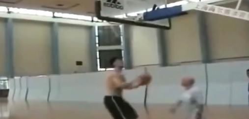  照片|姚明罕见照片你见过几张？光着膀子训练，录制节目被喂吃“蛆”