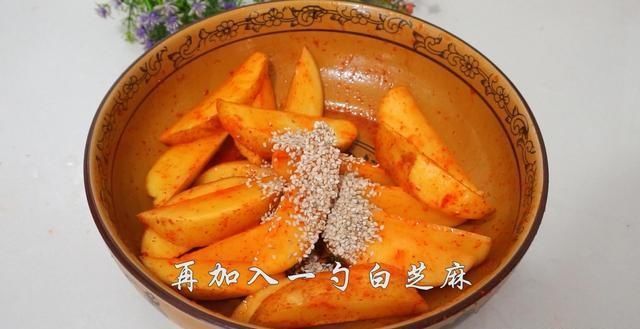 做法|土豆的做法有很多种，不仅可以炸着吃，还能做芝麻烤薯角