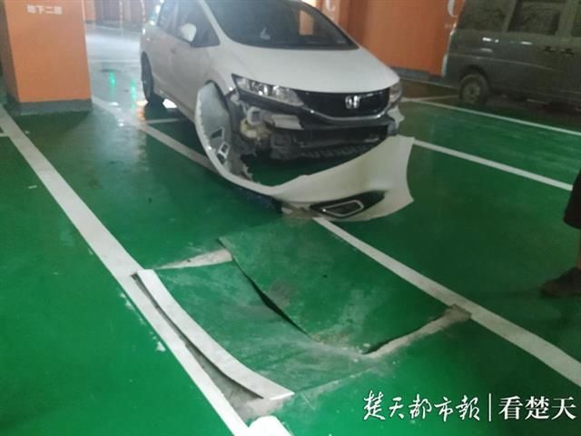 地下二层停|【视频】商场停车场雨水井仅覆盖薄铁皮,小车驶过中招受损