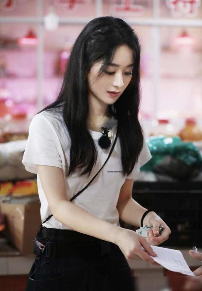  黄晓明|赵丽颖吃瓜时不经意嘟嘴，被镜头拍到后，害羞的看向黄晓明