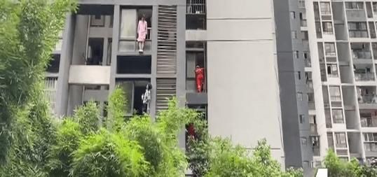  吵架|和老公吵架后 女子站5楼窗沿哭喊近2小时