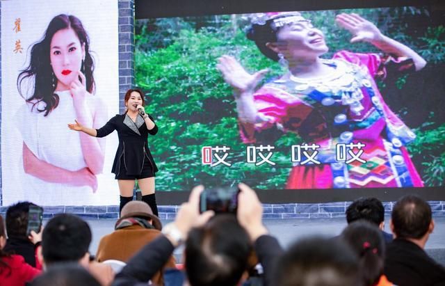 现场|歌手瞿英亮相桑植脱贫攻坚活动现场，助力家乡脱贫攻坚