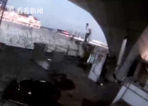 欲跳楼|网恋女友提分手 他欲跳楼轻生解救后被行政处罚