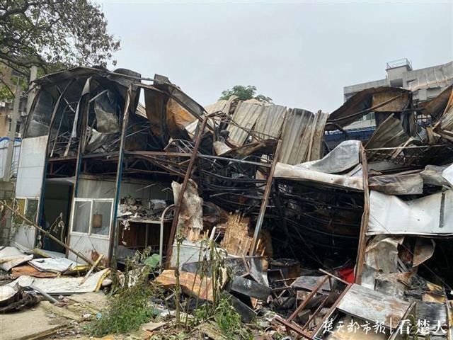  派出所|男子乱丢烟头致两层板房起火烧毁，幸无人员伤亡
