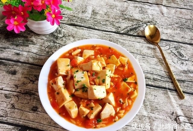 食用|西红柿炖豆腐,美味特下饭,汤汁泡米饭,熊孩子能吃两大碗!