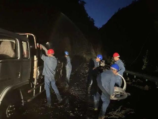  全力以赴|暴雨来袭 电网人全力以赴保供电