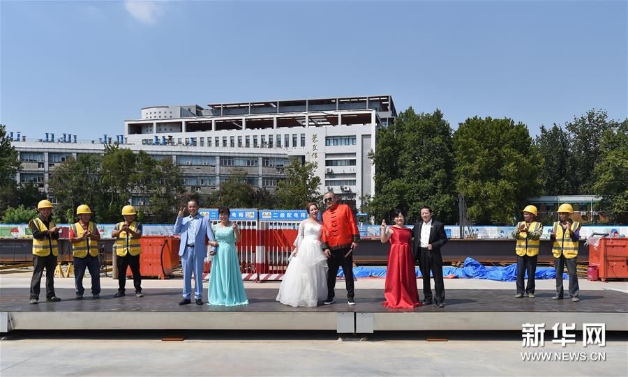 区中建五局地铁7号|七夕特辑:工地上的婚纱照